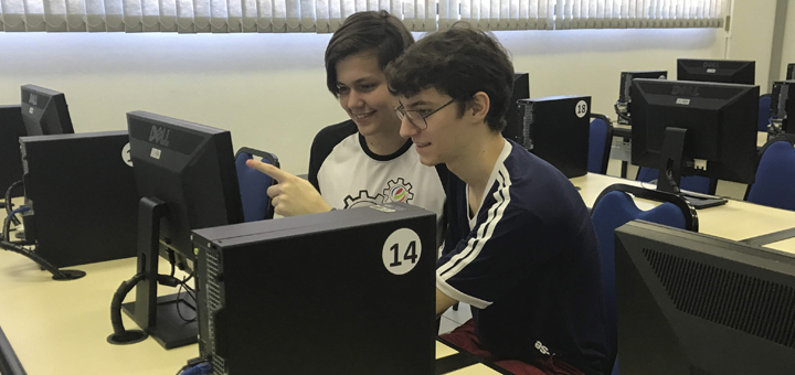 Estudantes participam de Olimpíada de Informática
